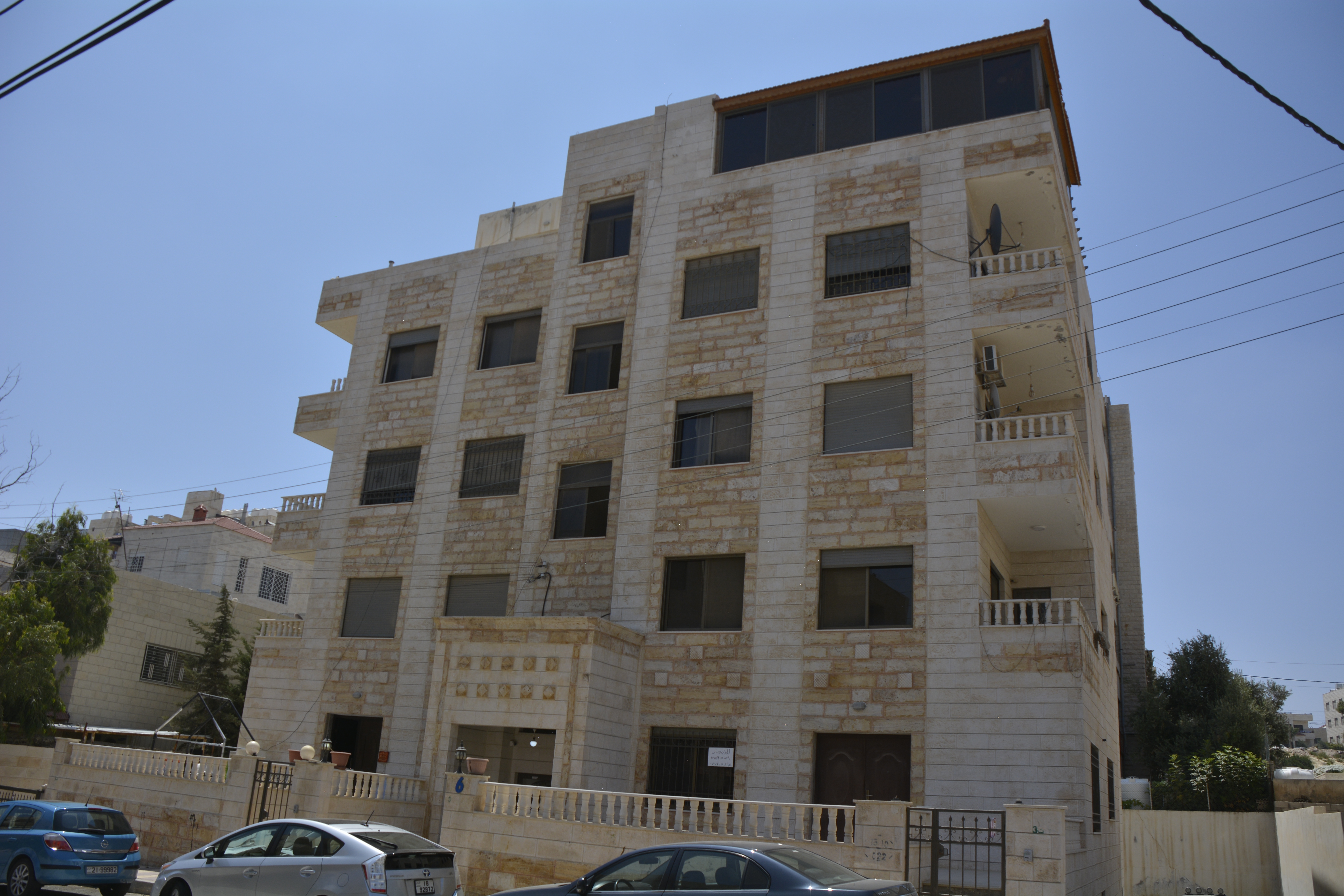 مجمعات سكنية — مبانٍ متعددة الوحدات في الأردن